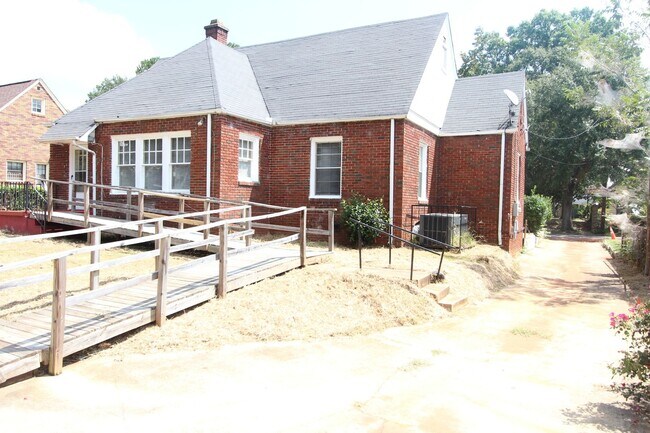 Building Photo - Cute! Cute! Cute! That's the best way to describe this 3 Bedroom 1 Bath charmer.