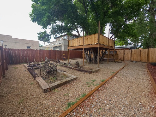 Building Photo - 118 E 7th St