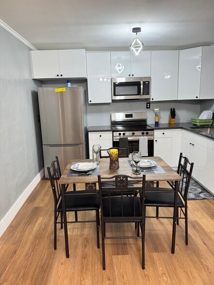 Dining area - 414 N 60th Way