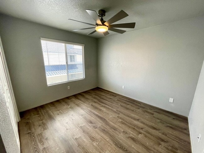 Building Photo - Great 1 Bedroom Condo in the Roadhaven Condos Gated Community!