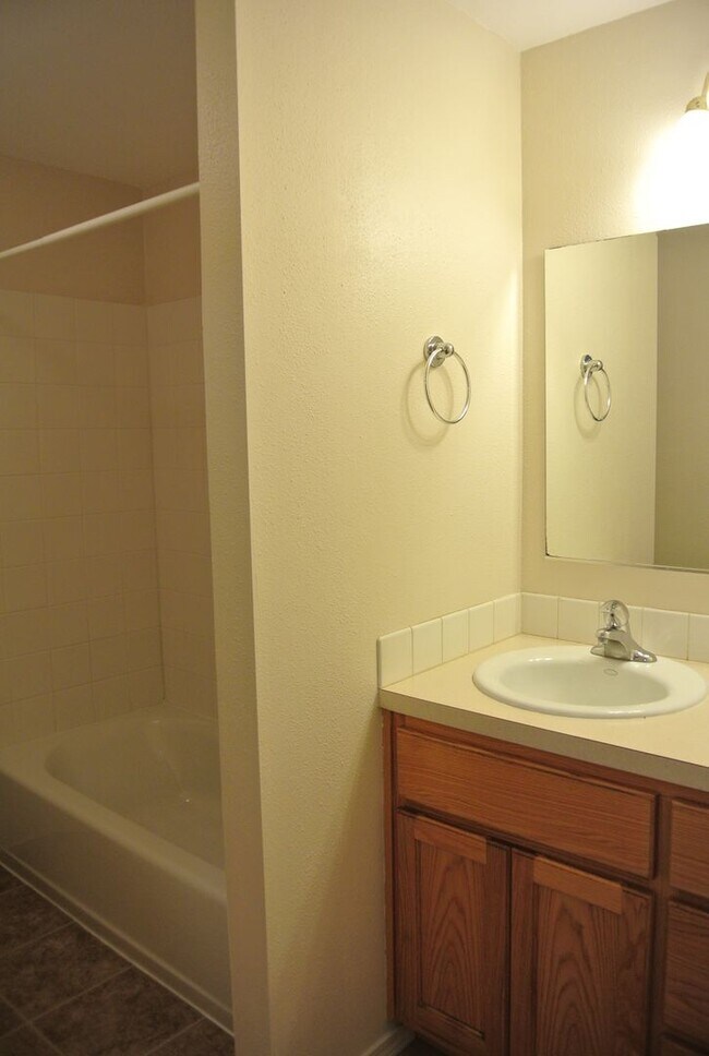 Building Photo - Spacious 4 bedroom 2 bath Home in North Al...