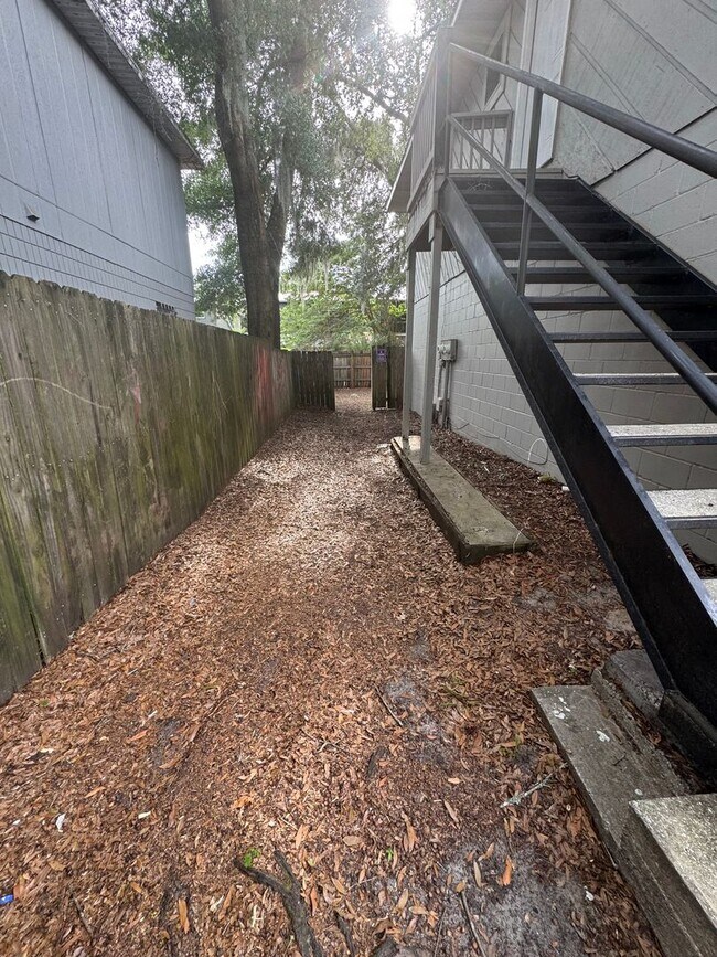 Building Photo - Spacious 2-Bedroom Duplex in Prime Gainesv...