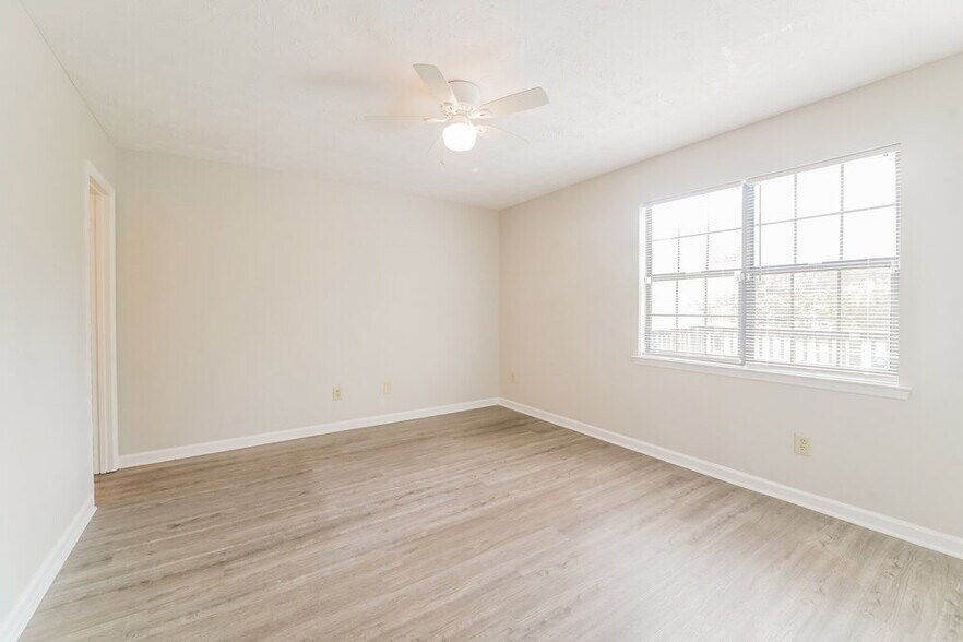 Building Photo - 1061 Lombardy Way