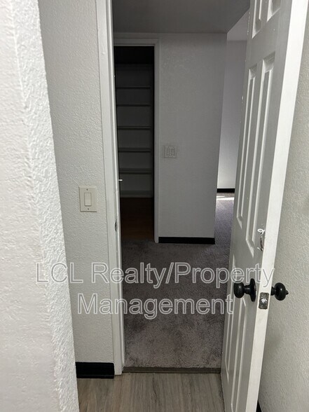 Building Photo - 1077 S Santo Antonio Dr