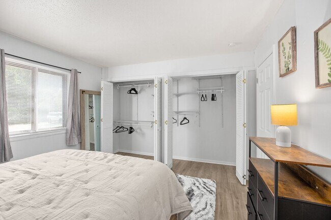 Building Photo - Furnished 1-Bedroom Condo with Modern Upda...