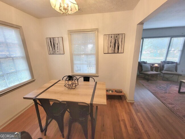 Building Photo - 990 Sycamore Dr