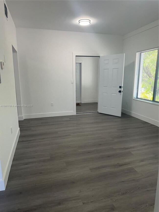 Building Photo - 638 SW 21st Ave