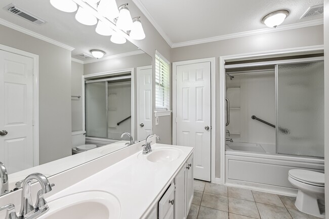 Building Photo - 521 Cedar Ave