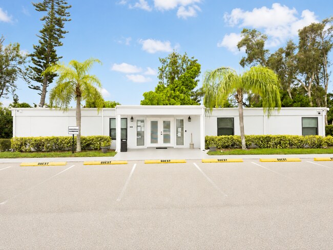 Building Photo - Updated 2-Bedroom Condo with Screened Lanai with water included.