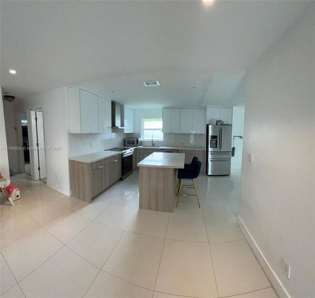 Building Photo - 3 bedroom in Hollywood FL 33021