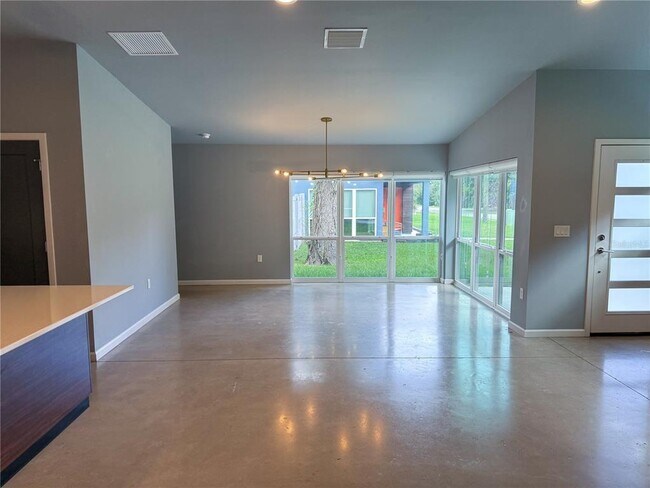 Building Photo - 2534 Grandview Ave