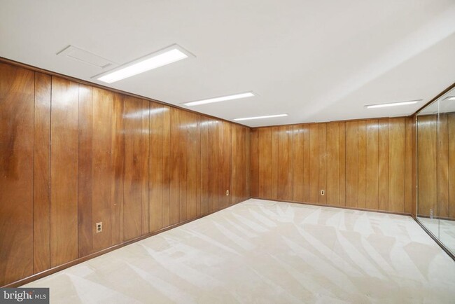 Building Photo - 513 Cathedral Dr