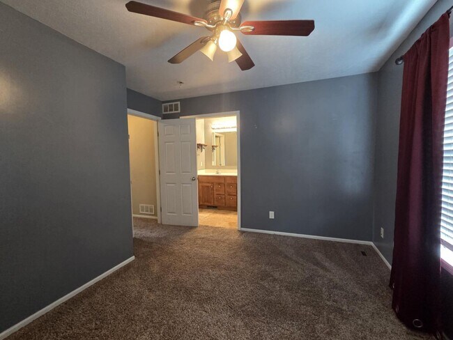 Building Photo - Large family corner lot home for rent!