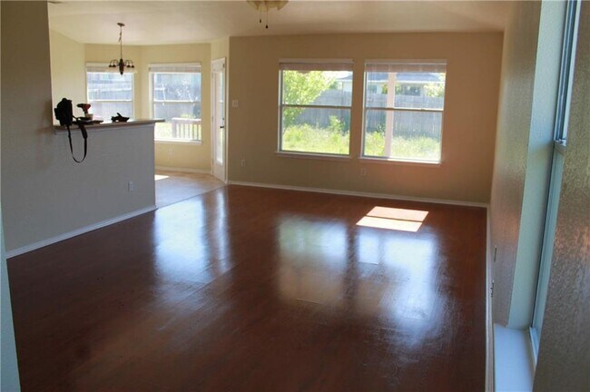 Building Photo - 1009 Clayton Dr