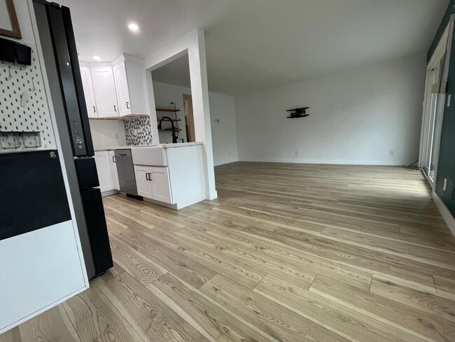 Building Photo - 785 W 19th St