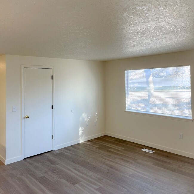 Building Photo - 3185 S Apple St