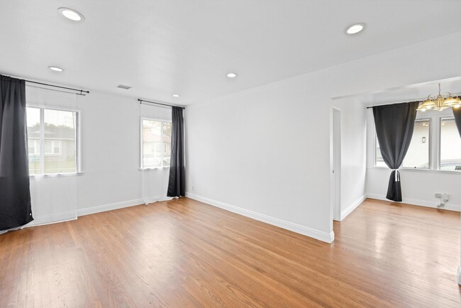 Building Photo - Beautiful Summer Home | Gorgoeus Yard | 3-...