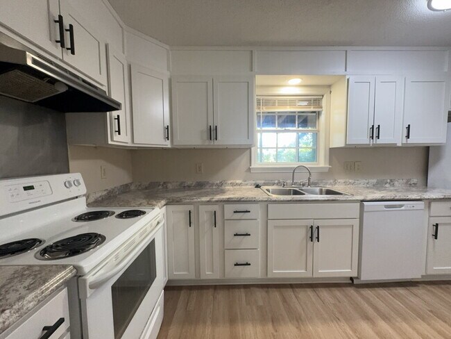 Building Photo - Stunning 3 Bed, 2.5 Bath Home with 1536 Sq Ft in Jacksonville, NC!