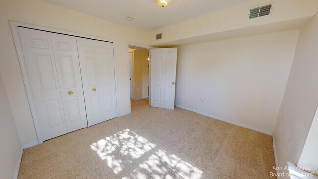 Building Photo - 2767 S Knightsbridge Cir