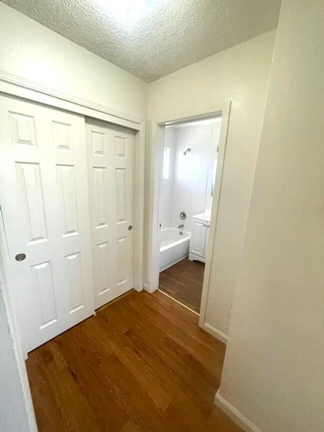 Building Photo - Renovated Upstairs 1 bedroom, Low move in ...