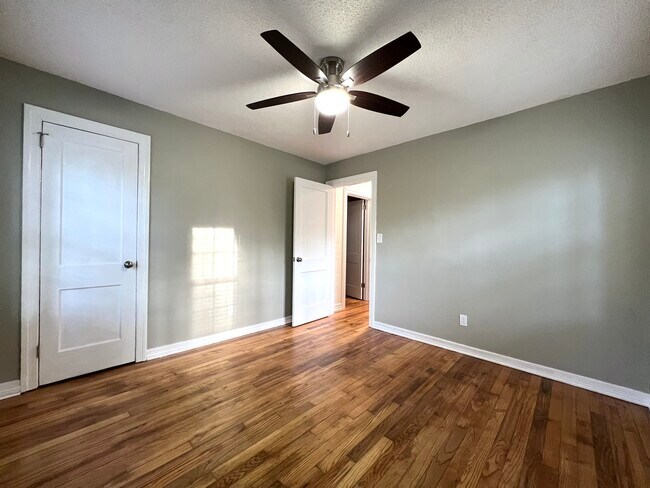 Building Photo - 3033 Lake Ave