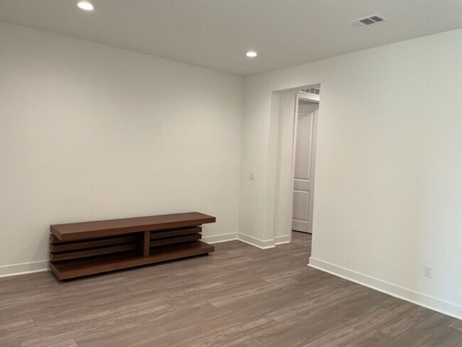 Building Photo - Stunning 3 bedroom 3 bath home in the Grea...