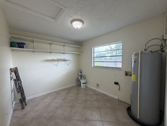 Building Photo - "Charming 3-Bedroom with 2 Full Baths in North Port"