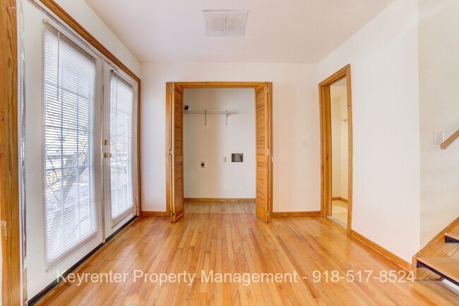 Building Photo - 2 Bed 2.5 Bath Right off Cherry Street!!