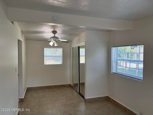 Building Photo - 1824 Brookview Dr S