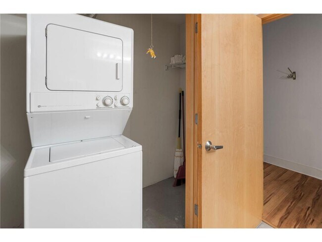 Building Photo - 521 S 7th St