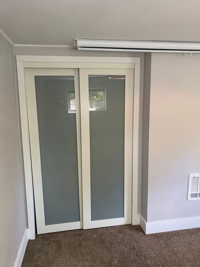 Building Photo - Fresh and bright!! 3 bedroom, 1 bath on la...