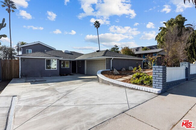 Building Photo - 3647 Grand View Blvd