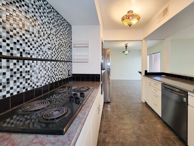 Building Photo - Stylish Townhouse in Prime Location – Walk...