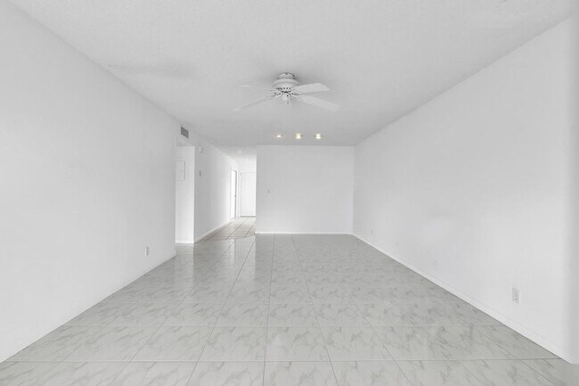 Building Photo - Beautiful 2 bedroom 2 bath in Delray - Desired 55+ community