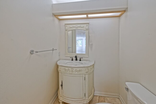 Building Photo - **Move in Special $1000 Off Third Months Rent** Remodeled Corner 3+2 Unit with Luxury Finishes Ne...