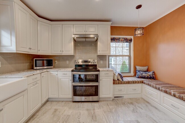 Building Photo - 3 Bed | 1 Bath in Midtown!