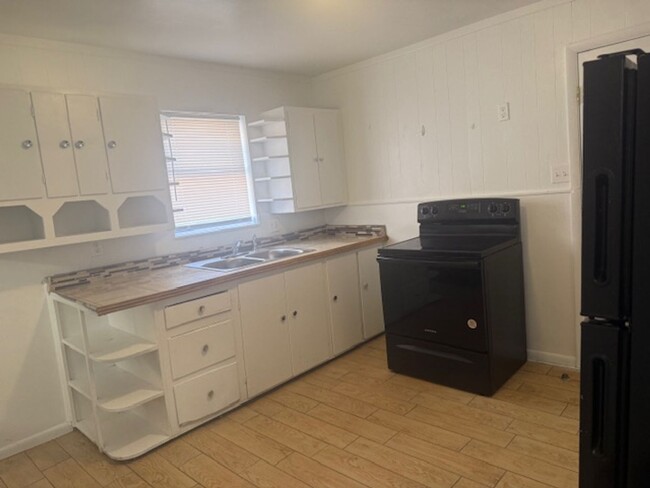 Building Photo - 2 Bedroom 1 Bath Single family home p