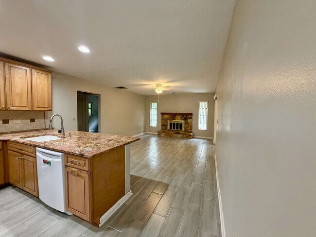 Building Photo - 423 Whispering Oaks Ct