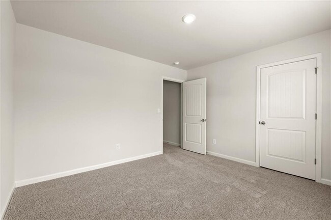 Building Photo - 127 Landsdowne Way SE