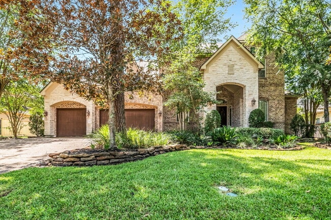 Building Photo - Exceptional 5-bedroom home (2 down) in des...
