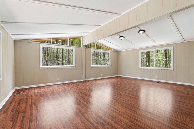 Building Photo - Private Home on 6 acres in Whitewater Schools!