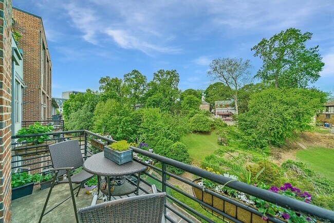 Building Photo - 640 Glen Iris Dr NE