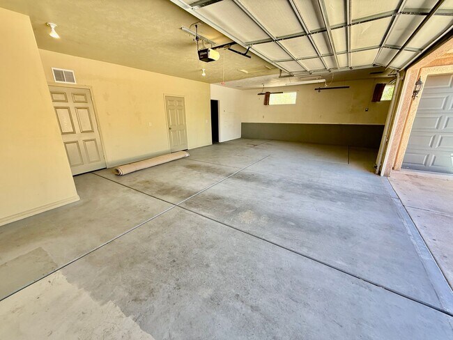 Building Photo - VIEWS in Toquerville Four Bedroom