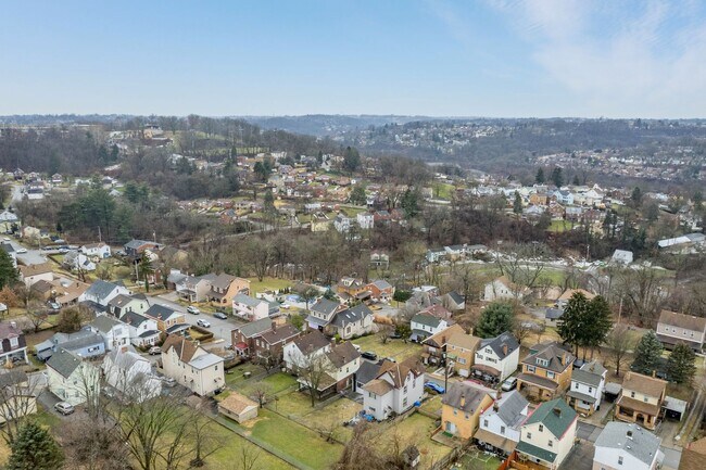 Building Photo - SCORE 50% OFF 1ST MONTH'S RENT IF SIGNED BY DEC 12! Newly renovated 2 bedroom home in Carrick ava...