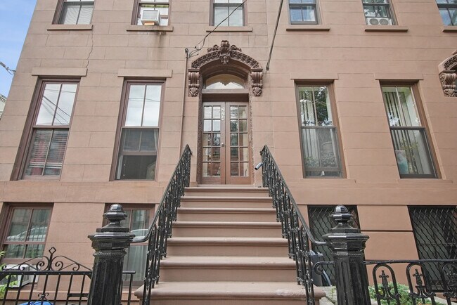 Building Photo - 224 8th St