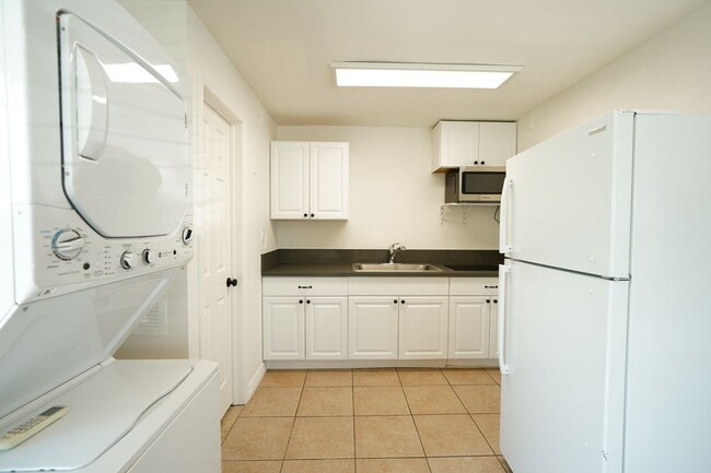 Building Photo - 1405 N Riverside Ave