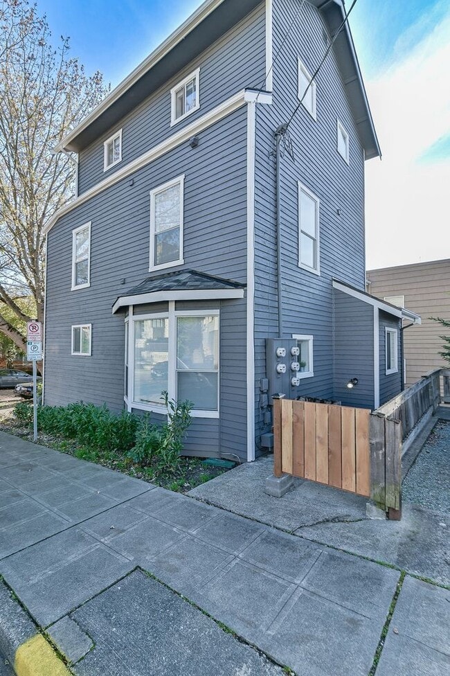 Building Photo - 823 Nob Hill Ave N
