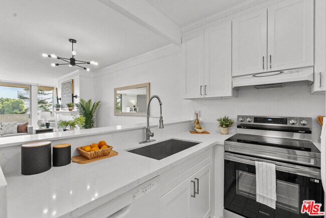 Building Photo - 11645 Montana Ave