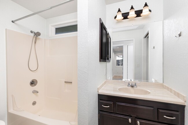 Building Photo - Top Floor 2 BD 2 BA Redmond Condo with Vau...