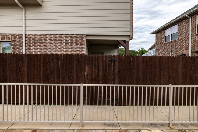 Building Photo - 2307 N Elm St